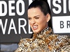 Netradiní doplky zvolila i zpvaka Katy Perry. Ozdobila si zuby zlatem a blýskavými kamínky.