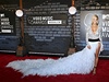 Rita Ora pila na pedávání cen v sukni s obí vlekou z bílého peí.