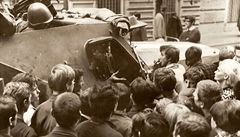 Dav se sovtským dstojníkem na Jaltské ulici v Karlových Varech