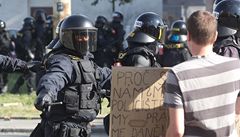 V Ostravě létaly vzduchem cihly i popelnice. Policie zadržela 60 extremistů