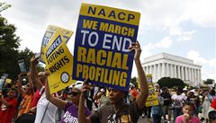 Desítky tisíc lidí dorazily do centra Washingtonu na shromá�d�ní na po�est 50. výro�í projevu �erno�ského bojovníka za lidská práva v USA Martina Luthera Kinga o rasové rovnoprávnosti. 