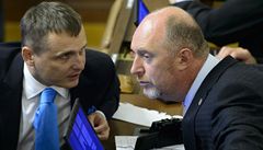 Poslanci Vcí veejných Vít Bárta (vlevo) a Petr Skokan na schzi Snmovny k jejímu rozputní.