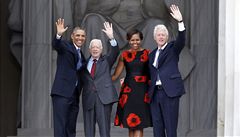 Prezident Barack Obama, bývalá hlava státu Jimmy Carter, první dáma Michelle a Bill Clinton u památníku Lincolna. 