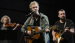 Glen Hansard pi vystoupení na terase Jízdárny Praského hradu.