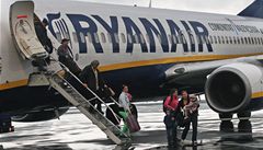 Cestující vystupují z letadla nízkonákladového dopravce Ryanair na letišti Mošnov u Ostravy. | na serveru Lidovky.cz | aktuální zprávy