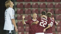 Sparta Praha - 1. FK Píbram. Hrái Sparty se radují z prvního gólu