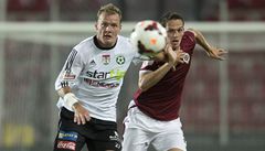 Sparta Praha - 1. FK Píbram. Zleva Jakub ezníek z Píbrami a Mario Holek ze Sparty