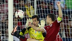 Fotbalista Sparty David Lafata (vpravo) a branká Píbrami Ale Hruka