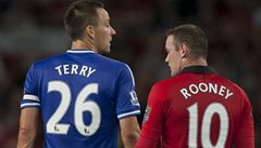 Fotbalista Chelsea John Terry a Wayne Rooney z Manchesteru United