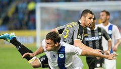 Fotbalista Liberce Michael Rabuic (vlevo) a Andrea Coda z Udine