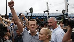Alexej Navalnyj (vlevo, v edém triku), obklopený svými stoupenci