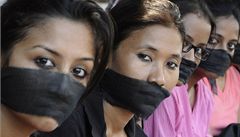 Neumlíte nás! Indky protestují proti sexuálnímu násilí páchanému na enách.