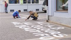 Na trase pochodu v Českých Budějovicích se objevily protestní nápisy 