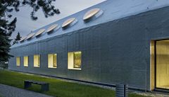 Prostor mezi ob�ma objekty p�ipomíná ulici. M��e za to i uvá�ené rozmíst�ní m�stského mobiliá�e, který firma vyrábí. 