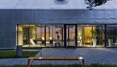 Vstupní hala administrativního objektu dává u� zvn�j�ku nahlédnout do hloubky areálu.