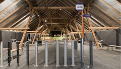 V otev�eném krovu výrobní budovy je umíst�n showroom. 