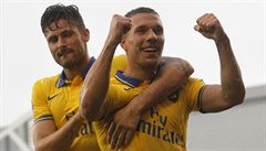 Lukas Podolski (vpravo) a Olivier Giroud