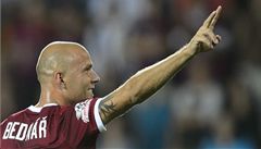 Roman Bedná� slaví s fanou�ky vít�zství Sparty.