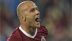 Roman Bedná� slaví s fanou�ky vít�zství Sparty.