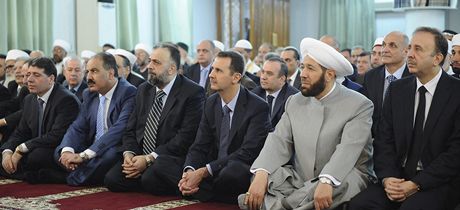 Syrský prezident Baár Asad pi modlitb mezi svými blízkými
