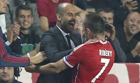Fotbalista Bayernu Mnichov Franck Ribéry slaví s trenérem Josepem Guardiolou