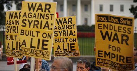 Lidé demonstrují ped Bílým domem ve Washingtonu proti útoku na Sýrii
