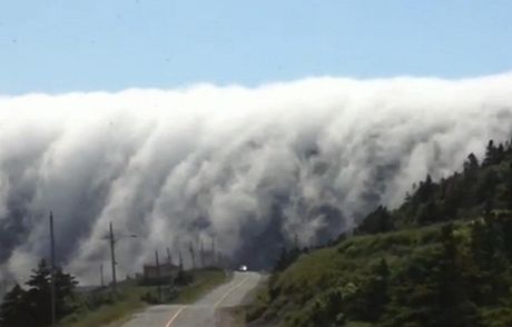 V horách se valí vlna tsunami z mlhy.