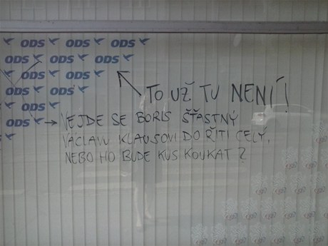 Hanlivé nápisy na oknech kanceláře bývalého poslance Borise Šťastného.