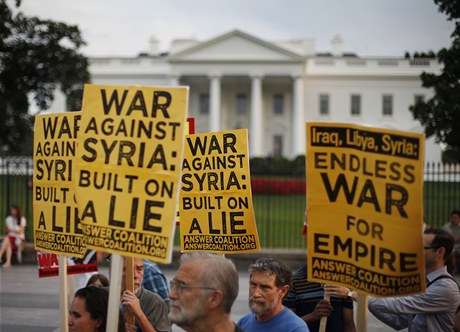 Lidé demonstrují ped Bílým domem ve Washingtonu proti útoku na Sýrii