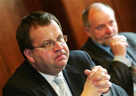 Ministr prmyslu a obchodu Jan Mládek odmítá zveejnit jména odmnných úedník.