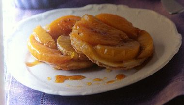 Tarte Tatin s broskvemi a rumem