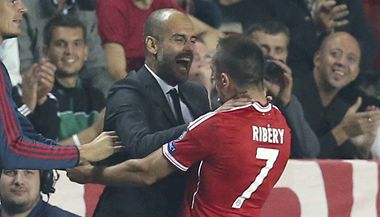Fotbalista Bayernu Mnichov Franck Ribry slav s trenrem Josepem Guardiolou