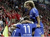 Fotbalisté Chelsea se v Edenu radují z gólu, vlevo je David Luiz