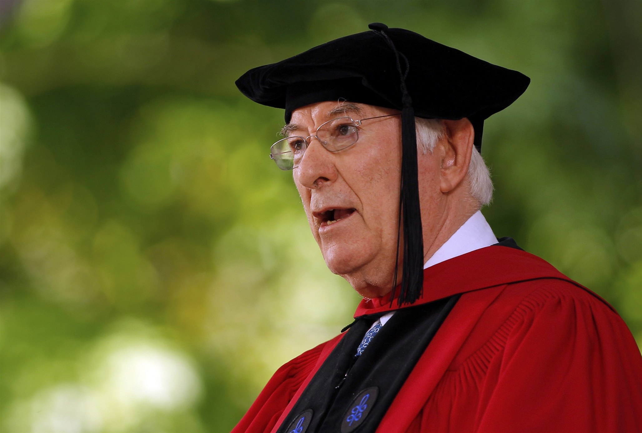 Zem�el irský básník Seamus Heaney