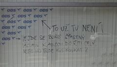 Hanlivé nápisy na oknech kanceláře bývalého poslance Borise Šťastného. | na serveru Lidovky.cz | aktuální zprávy