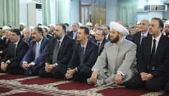 Syrský prezident Ba�ár Asad p�i modlitb� mezi svými blízkými