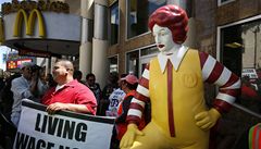 'Novodobí otroci' ve stávce: chtějí 300 korun za hodinu v McDonald's