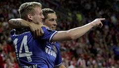 Fotbalisté Chelsea Fernando Torres (vzadu) a André Schürrle v Edenu