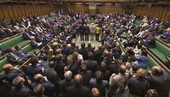 Britský parlament pi jednání o Sýrii