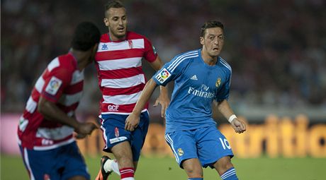 Fotbalista Granady Hassan Yebda (uprosted) a Mesut Özil z Realu Madrid