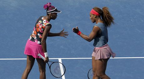 Venus (vlevo) a Serena, sestry Williamsovy. 