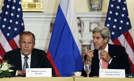 Ruský ministr zahranií Sergej Lavrov se svým americkým protjkem Johnem Kerrym