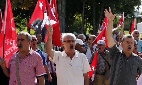 Demonstrace na podporu tureckých armádních pedstavitel, kteí ped soudem elí obvinní ze spiknutí