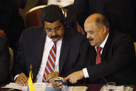 Venezuelský ministr financí Nelson Merentes (vpravo) a prezident zem Nicolás Maduro
