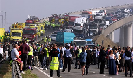 V Británii se srazilo v mlze srazilo kolem stovky aut.