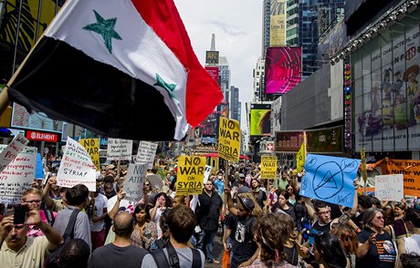 Lidé protestují proti americkému zásahu proti syrskému reimu Baára Asada.