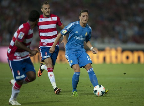 Fotbalista Granady Hassan Yebda (uprostřed) a Mesut Özil z Realu Madrid