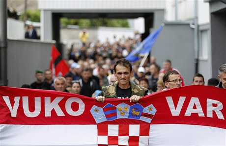 Stovky vukovarských Chorvat vyly do ulic, aby protestovaly proti srbtin v uliích svého msta