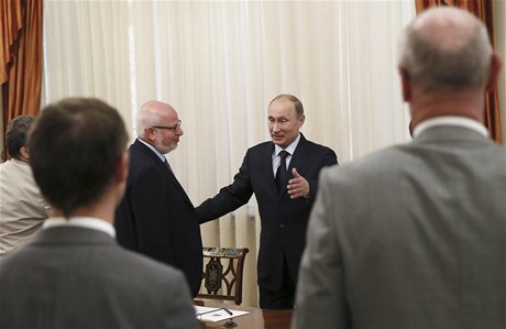 Ruský prezident Vladimir Putin s Michailem Fedotovem (vlevo), éfem prezidentské rady pro lidská práva