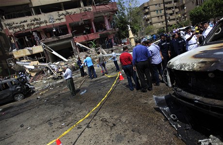 Bomby atentátník ván zranily nkolik lidí a poniily jak ministerské automobily, tak nedalekou budovu